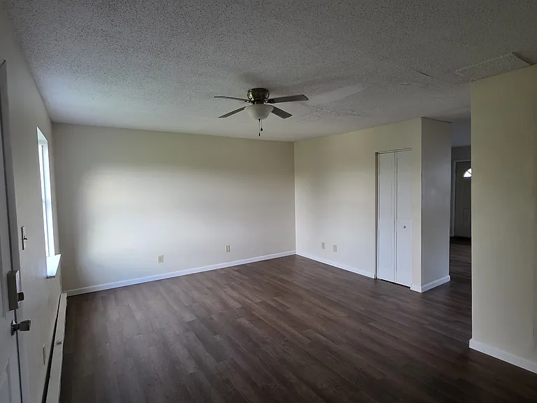 320 Hubbard St — Photo 16
