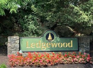 6 Ledgewood Way APT 19, Peabody, MA 01960
