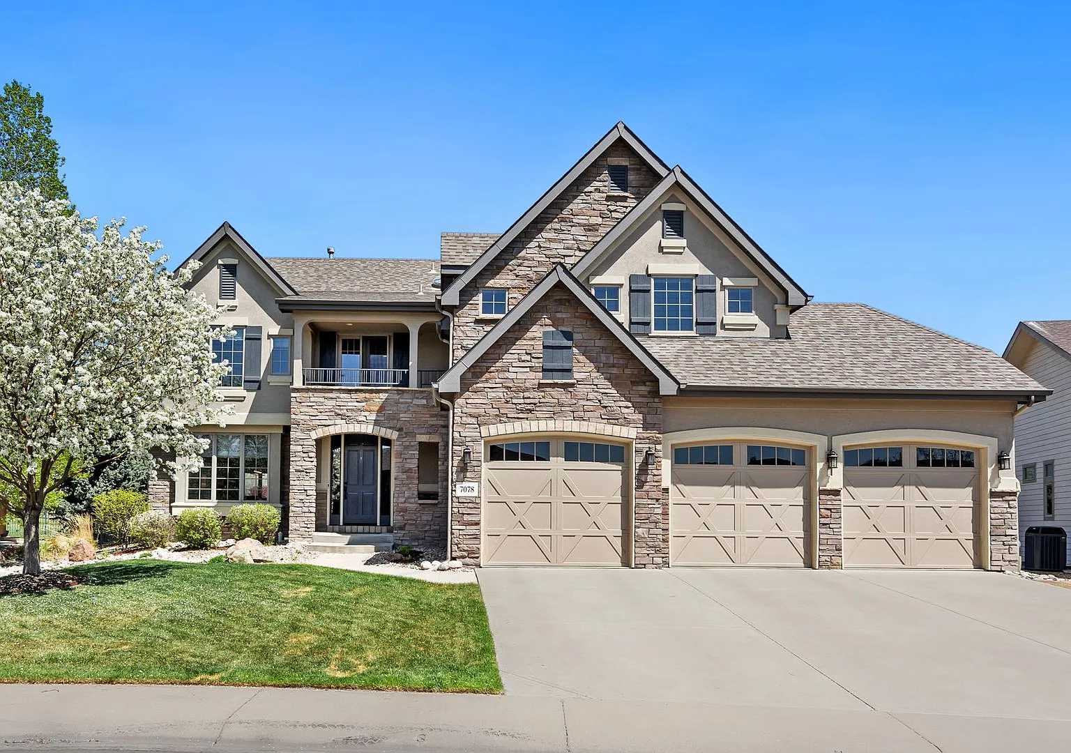 Beautiful 5 Bedroom Home in Windsor CO — Photo 1