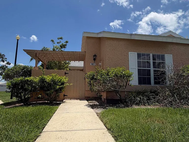 1440 Malibu Cir NE #101 — Photo 1