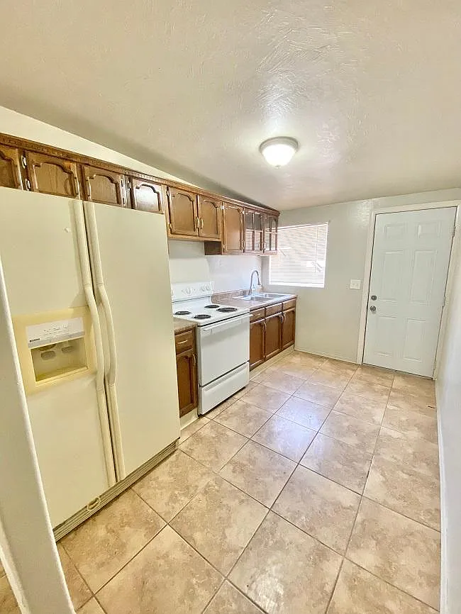 2 bed, $990 — Photo 3