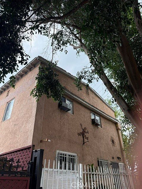 1st image of 300 E 42nd Pl
