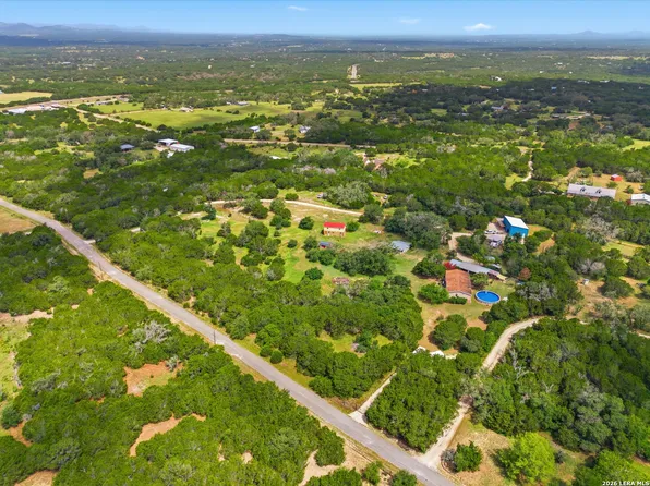 443 OAK HILLS RD, Pipe Creek, TX 78063