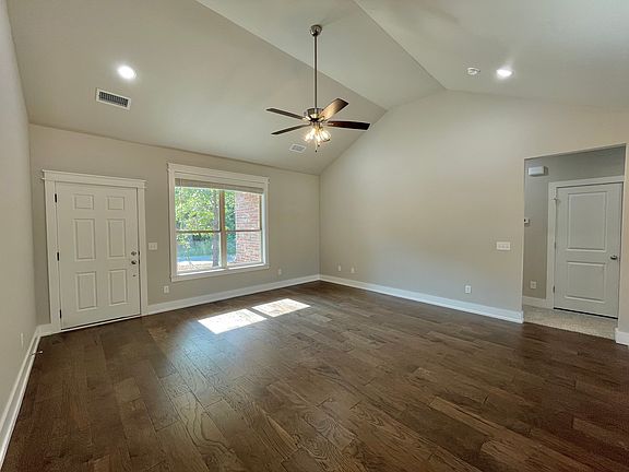 4th image of 10 Lathrop Ln