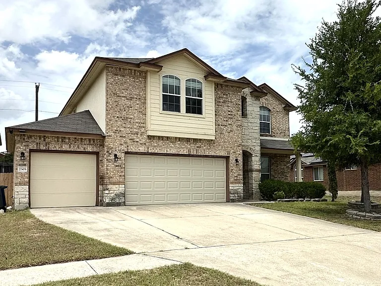 2303 Scott Dr — Photo 2
