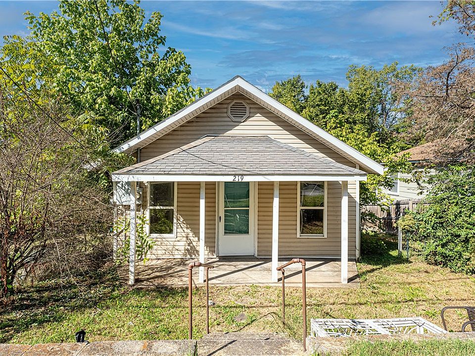 1st image of 219 S Willow Ave