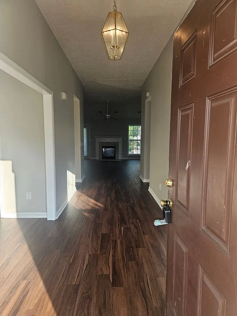Spacious 5 Bedroom Beauty in NE Columbia Modern Updates & Ideal Location! — Photo 4
