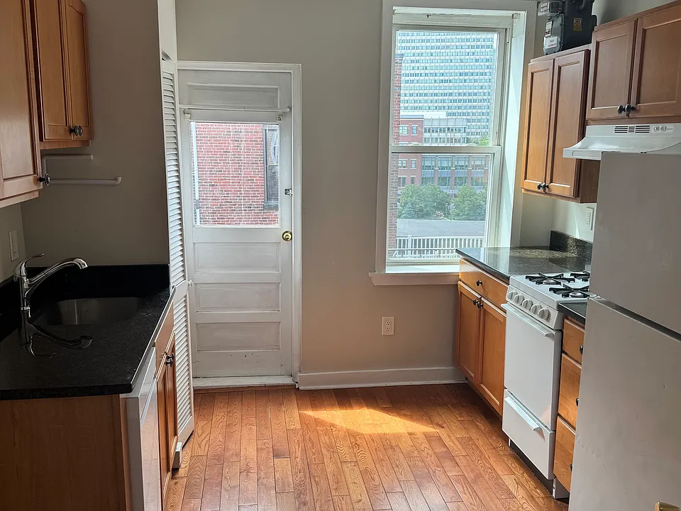 220 Hanover St #27