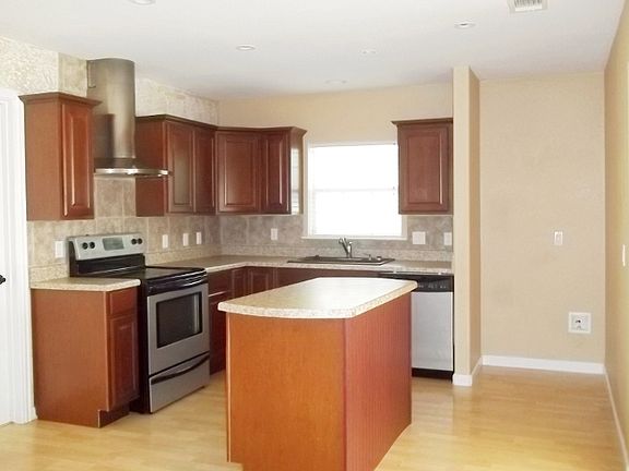 3rd image of 801 Peterson St