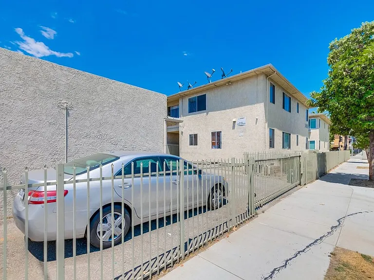 Classic Courtyard Building on Venice Blvd Secure, Convenient, Pet-Friendly — Photo 5