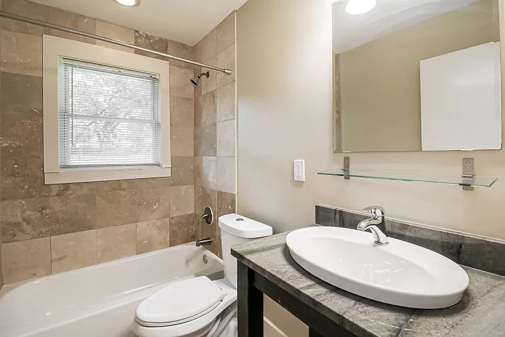 3 bed, 2484 sqft, $1,690 — Photo 3