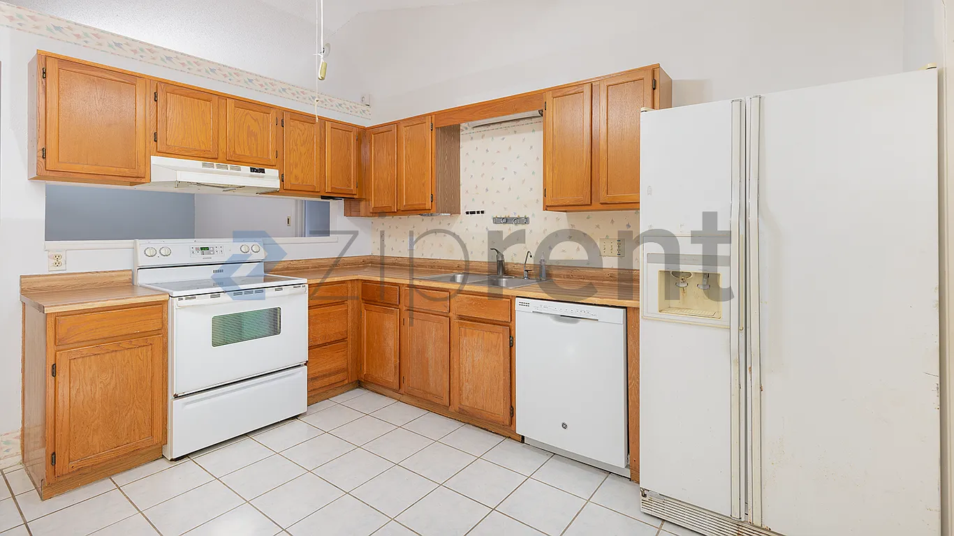 3 bed, 15041988 sqft, $2,100 — Photo 3