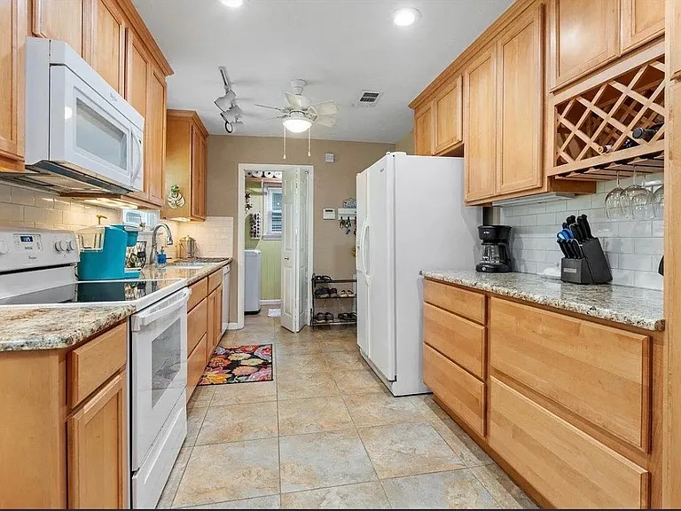 1110 Carrin Dr — Photo 2