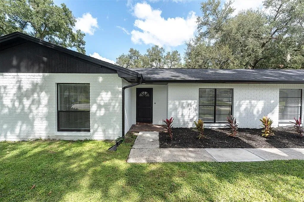 4 bed, 2.0 bath, 1994 sqft, $3,200 — Photo 3