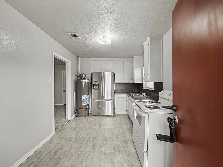 1248 Chevy Chase Dr — Photo 4
