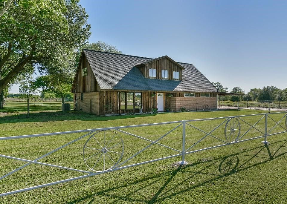 Country living just minutes from the city and with  No Deed Restrictions!