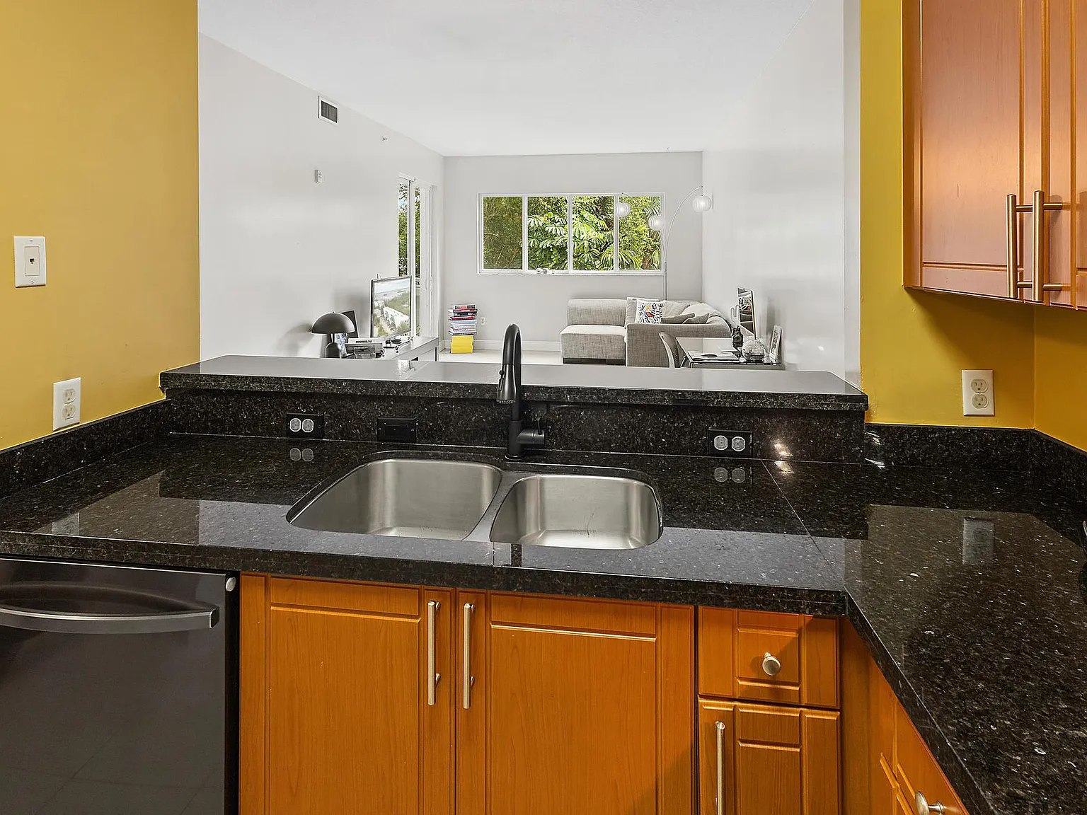 1 bed, 716 sqft, $2,300 — Photo 4