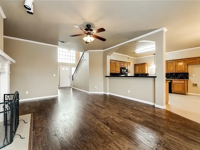 1504 Country Ln — Photo 9