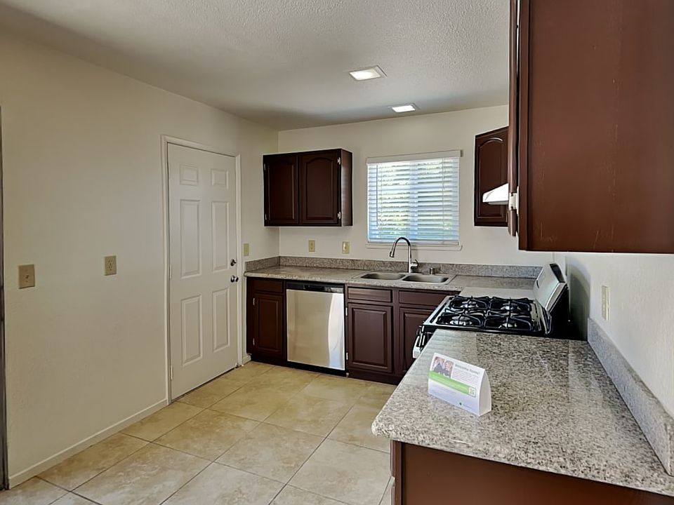 1st image of 921 Casado Dr