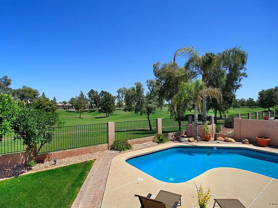 2222 W Myrtle Dr