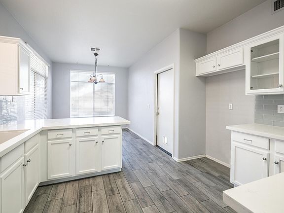 3rd image of 5051 W GLENVIEW Place