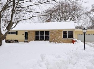 8921 N Fielding Rd, Bayside, WI 53217