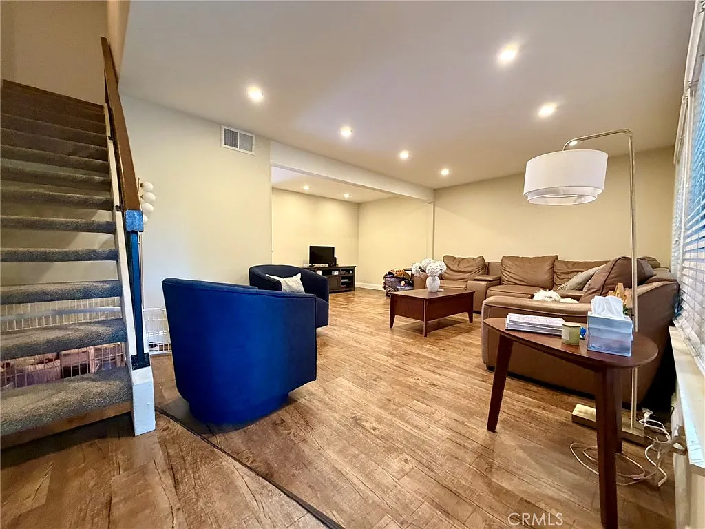 3 bed, 2.5 bath, 1496 sqft, $3,350 — Photo 2