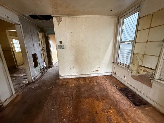 3rd image of 7919 S Escanaba Ave