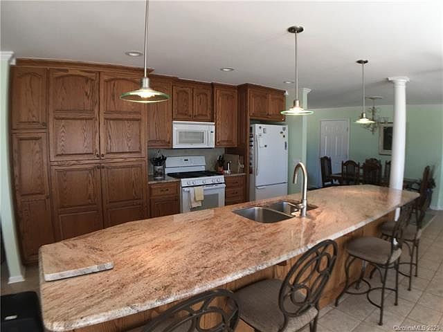 2nd image of 559 Harbor Rd