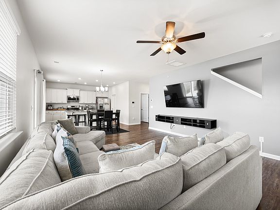 4th image of 932 Laurens Mill Dr.
