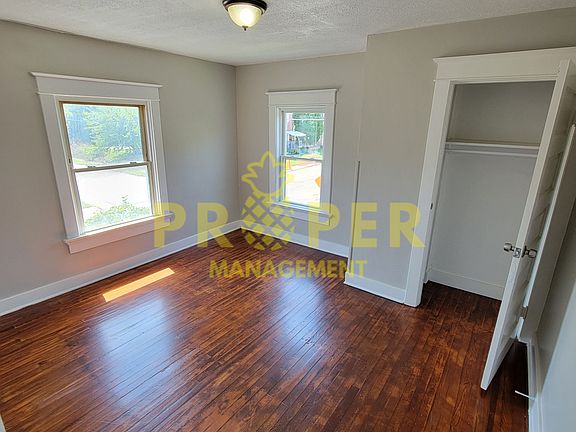 3rd image of 101 E Parkwood Dr