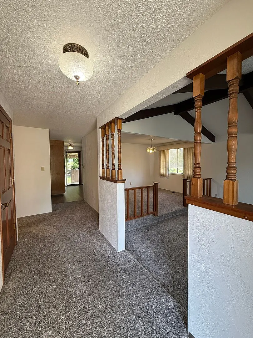 Building Photo - 530 Golf View Dr