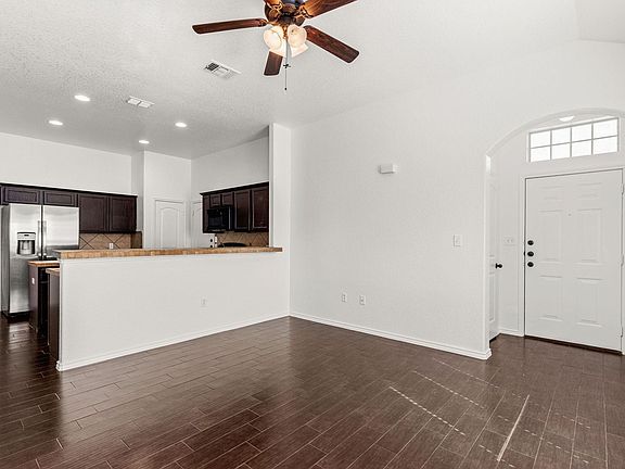 3rd image of 582 Creekside Cir