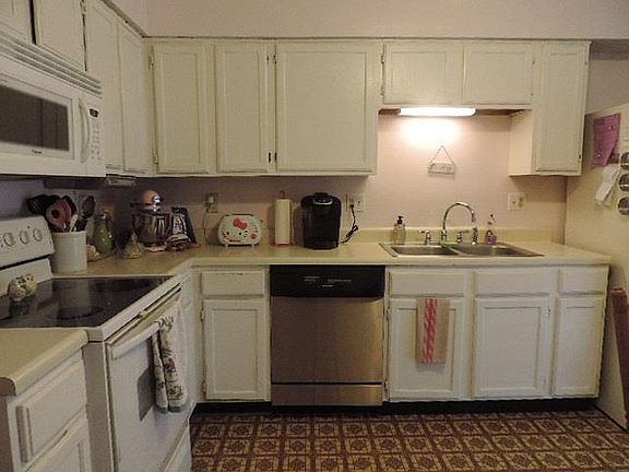 4th image of 824 N 89th St