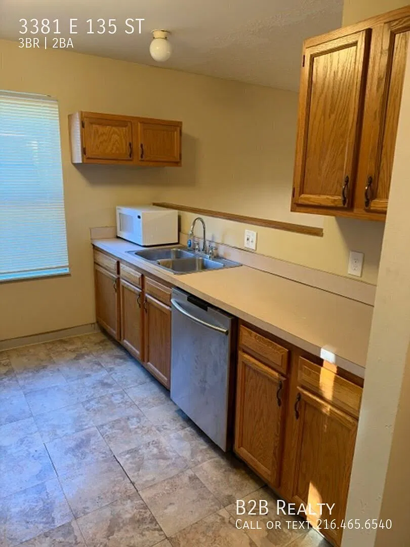 Charming 3 Bed Property at Prime Location — Photo 2