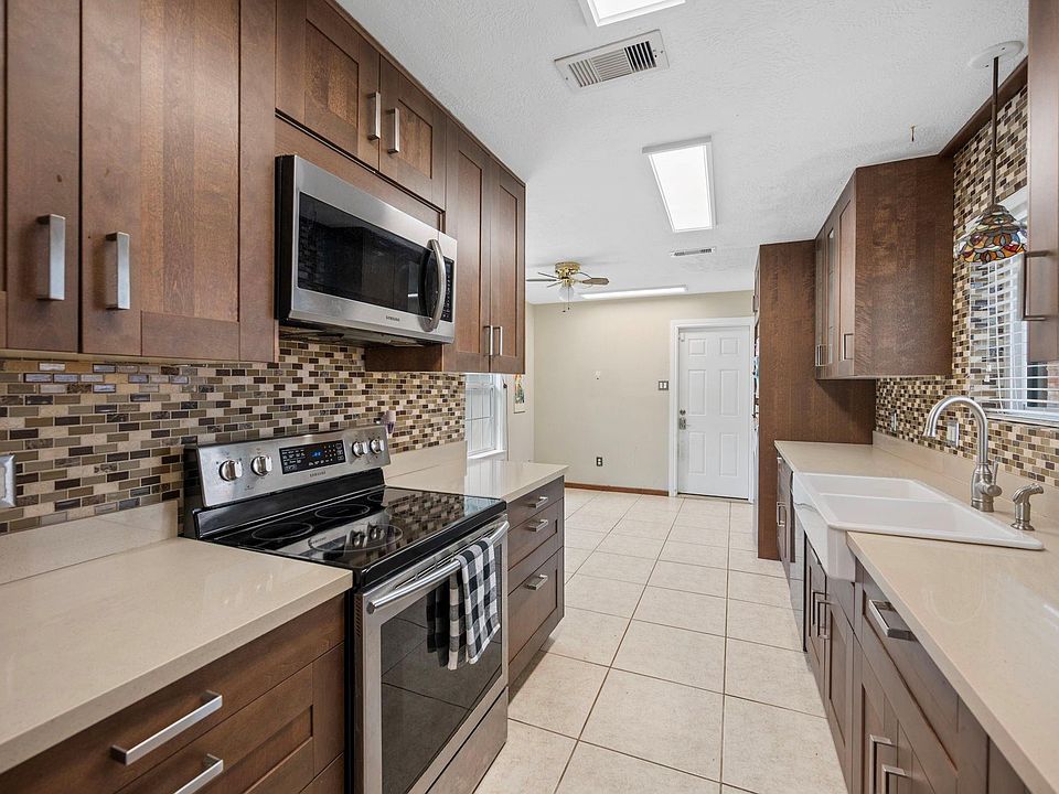 1st image of 2327 Colonial Ridge Dr