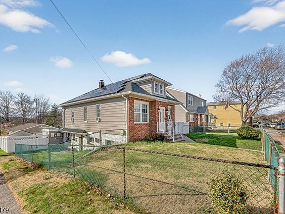 4th image of 247 Malcolm ave