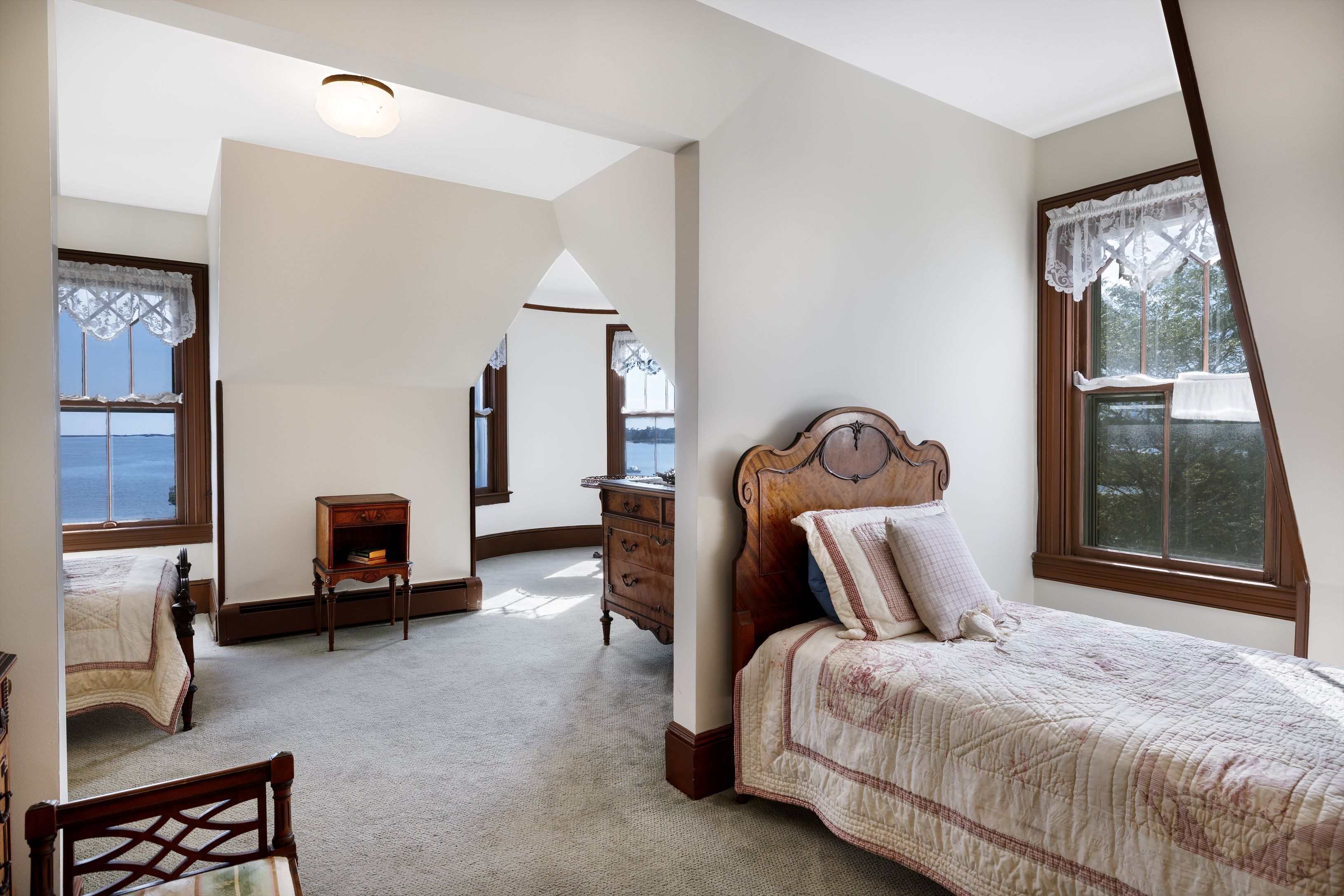 9 Convent Ln, Center Moriches, NY 11934 Out East