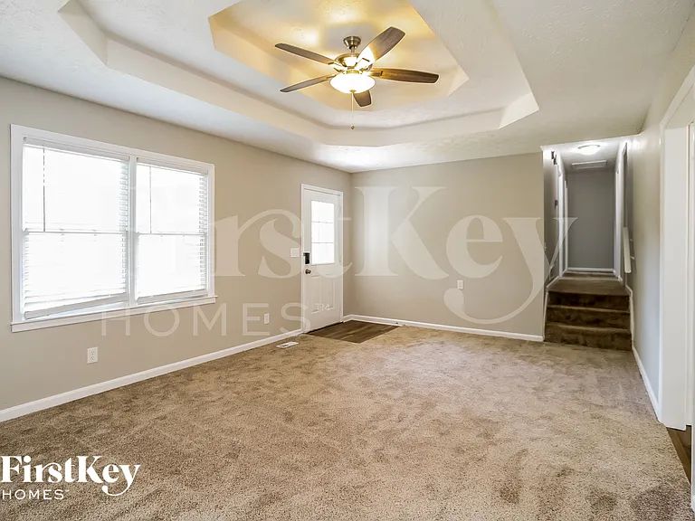 127 McWhirter Pl — Photo 2