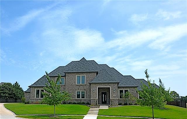 1st image of 816 Champagne Dr