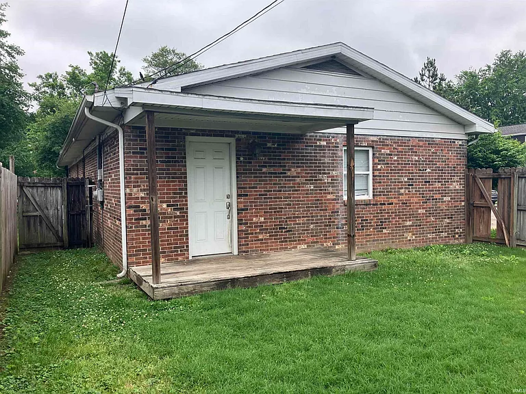 900 S Saint James Blvd — Photo 25