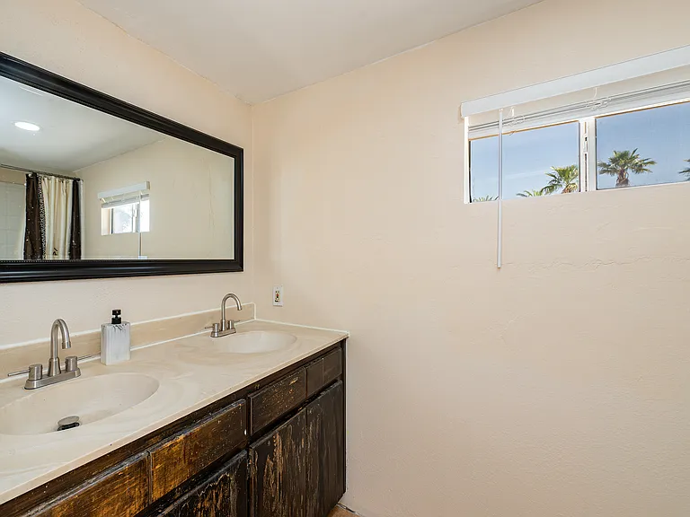 2532 E Crosby Vis — Photo 2