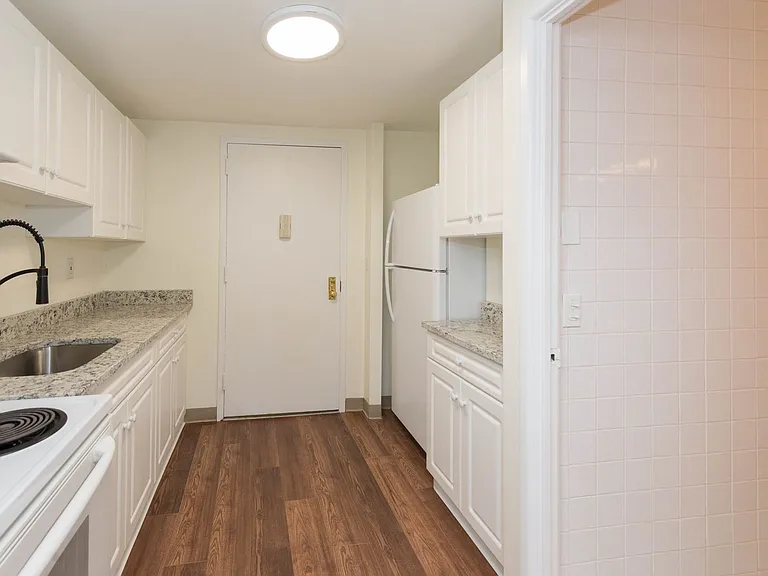Lakewood Apartments — Photo 5