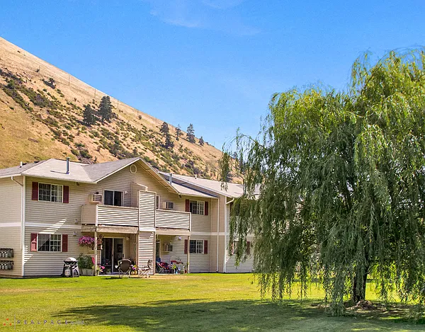 Spacious grounds - Creekside Apartments