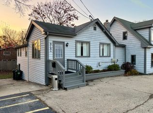 918 N Lake St #A, Mundelein, IL 60060