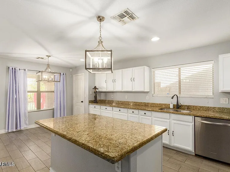 9124 W Elm St — Photo 3