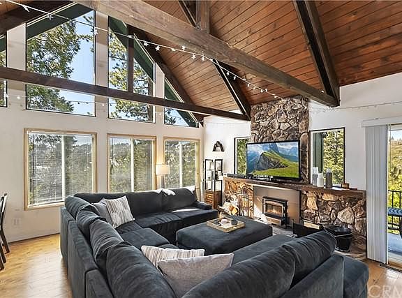 3rd image of 1015 Sandalwood Dr