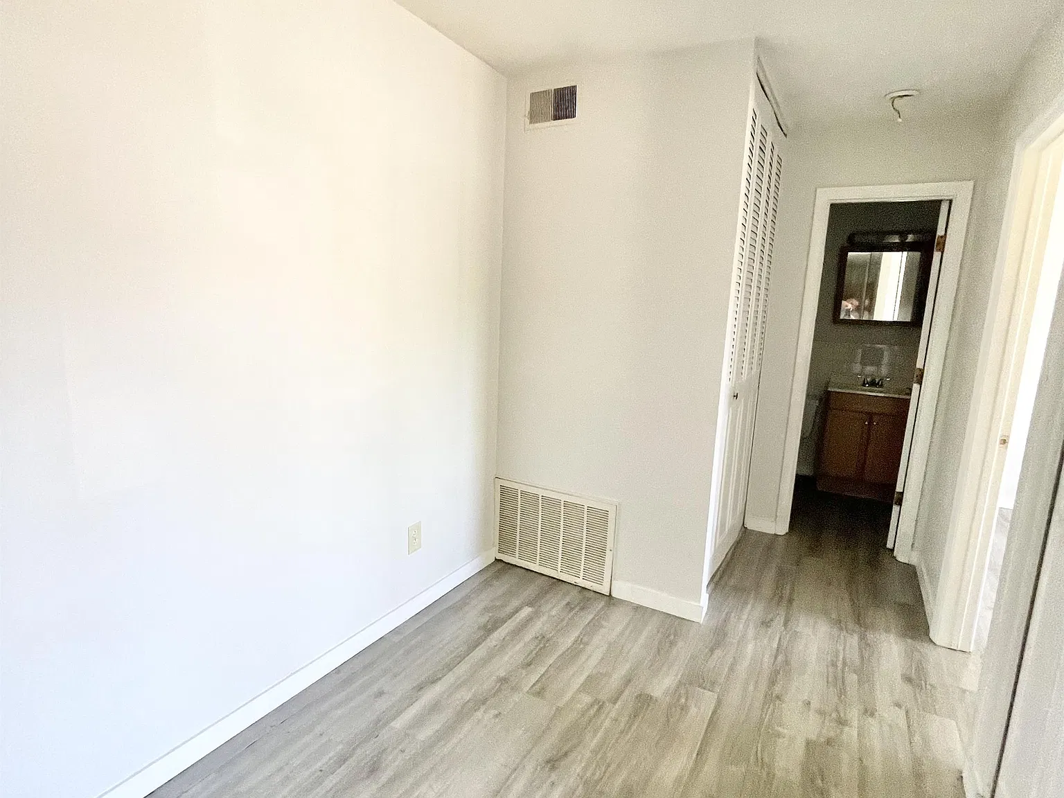 1729 Shawnee Drive - E — Photo 3