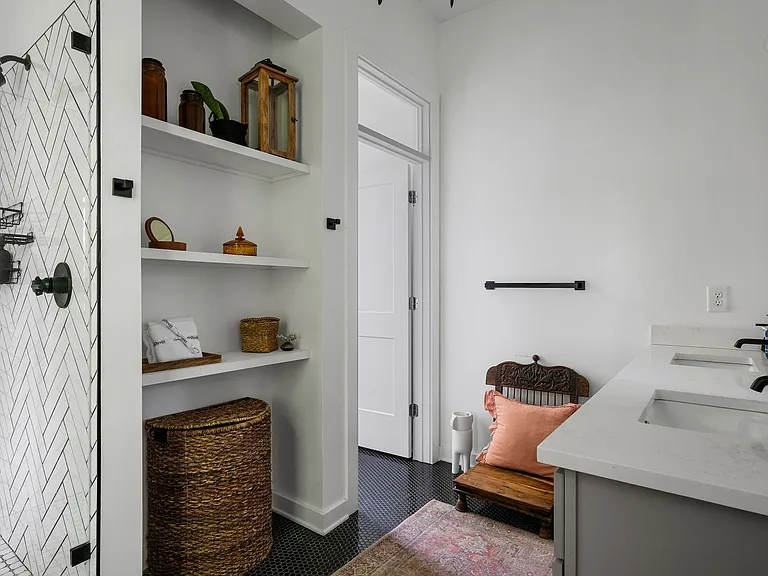 205 Line St — Photo 17
