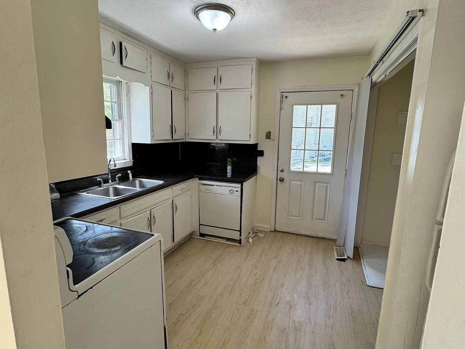 2 bed, 1100 sqft, $1,550 — Photo 3